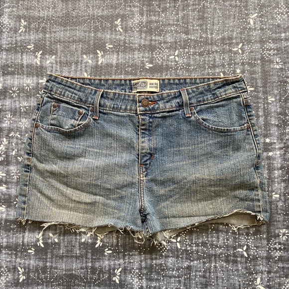 Levi's High Rise Cutoffs 33